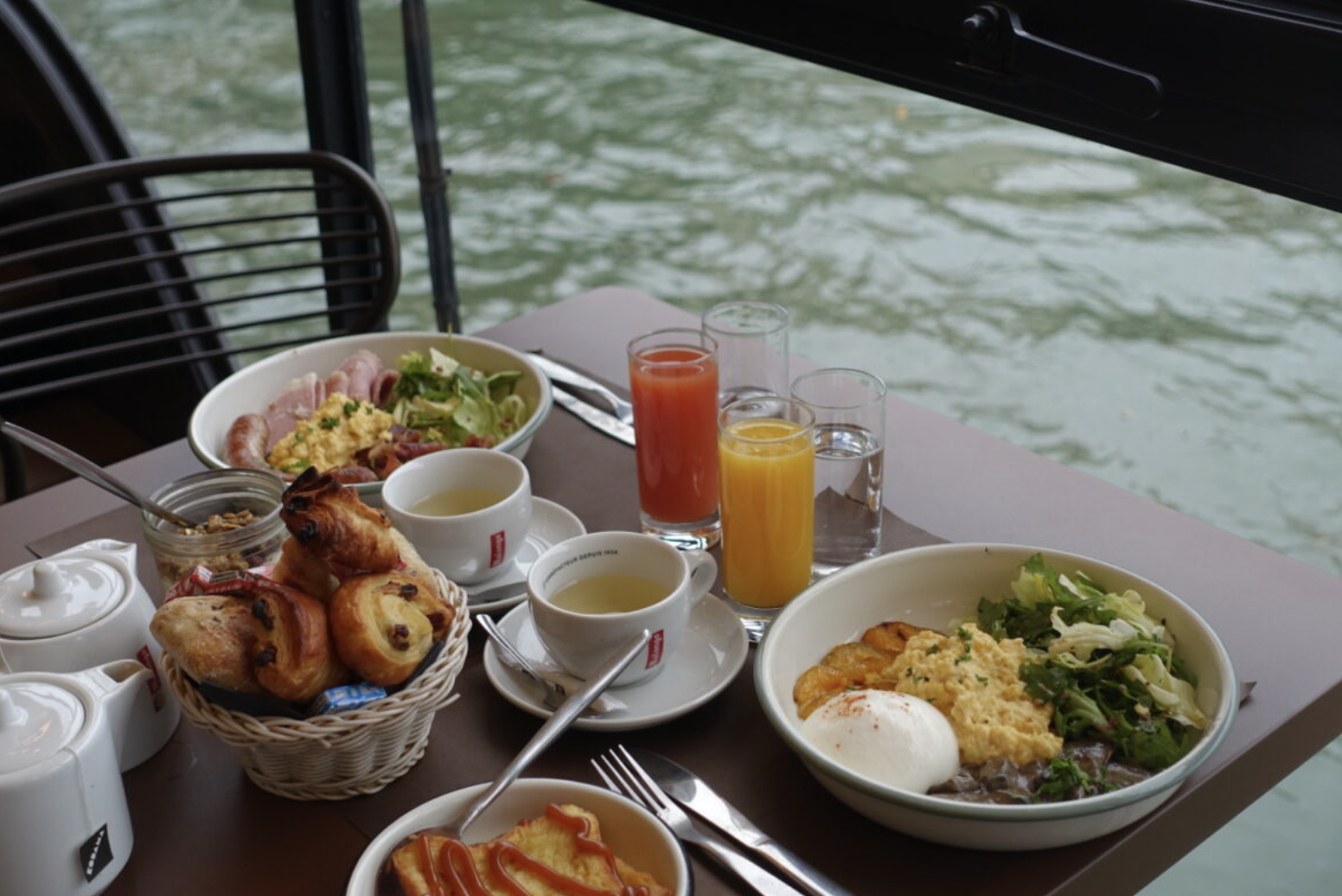 Le brunch jazzy de la Péniche Marcounet amarrée quai de l’Hôtel de Ville